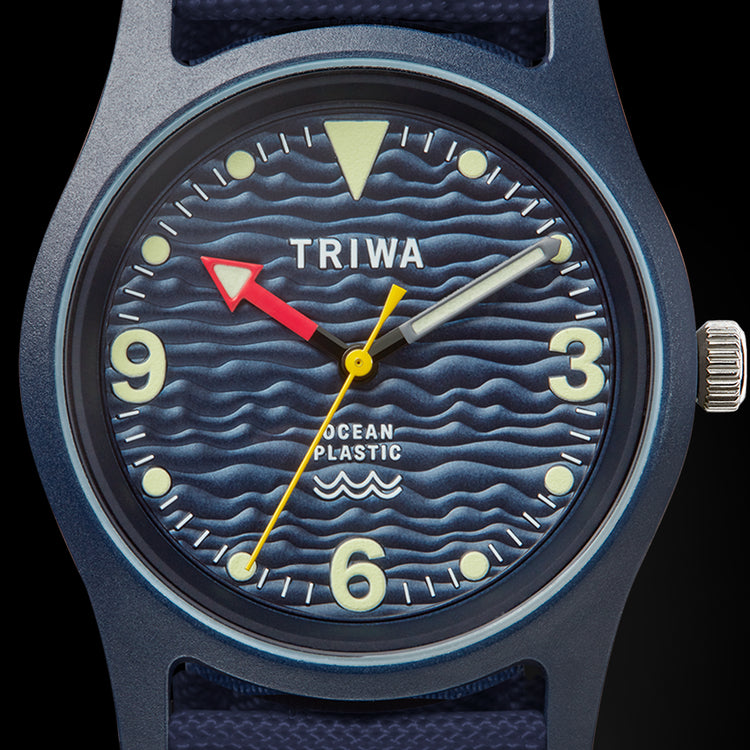 <img src="tapster.png" alt="Contactless- watch triwa ocean plastic blue close up">