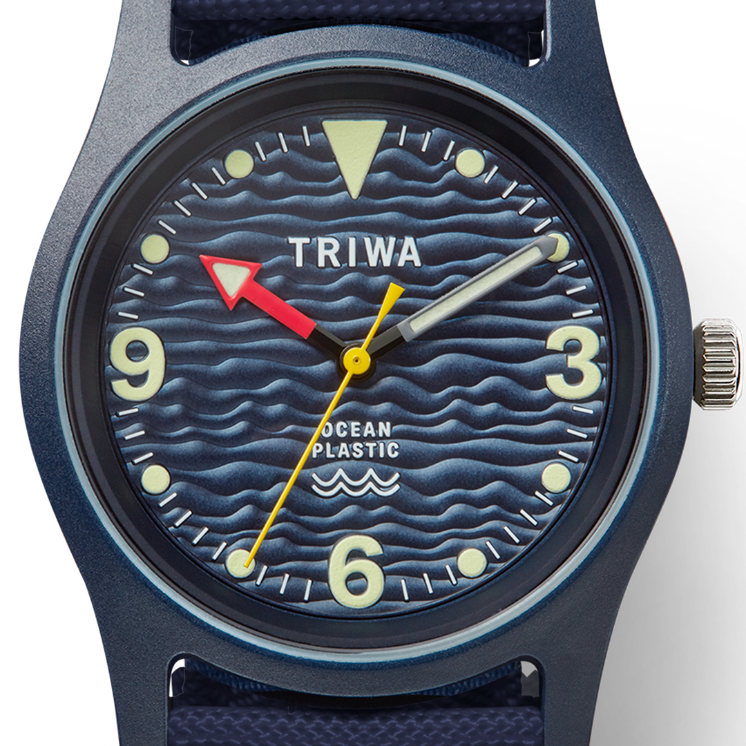 <img src="tapster.png" alt="Contactless- watch triwa ocean plastic blue close up">